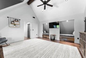 茅舍 Blue Heron & Gray Fox By Avantstay 2 Lakefront Homes, Sleeps 44 Pool, Dock, Theater