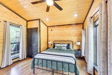 コテージ Broken Bow Cabin: Hot Tub, Fire Pit & Pet Friendly