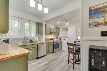 Charming Hampton Home ~ 7 Mi To Buckroe Beach!