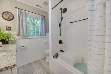 Charming Hampton Home ~ 7 Mi To Buckroe Beach!