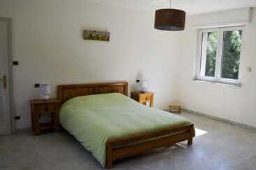 קוטג'' Gite Gretel, In A Green Setting By A Stream