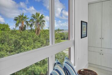 Gorgeous Spacious 2bed Bayview Apartment