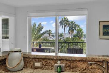 Gorgeous Spacious 2bed Bayview Apartment