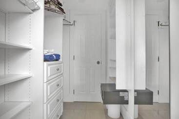 Gorgeous Spacious 2bed Bayview Apartment