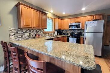 Hickory Haven By Avantstay Hot Tub, Game Room, Theater, Deck
