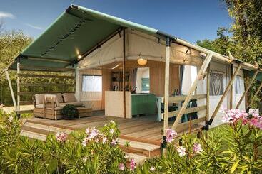 هتل Luxury Tent Only 11 Km. From Porec