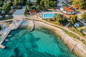 هتل Luxury Tent Only 11 Km. From Porec