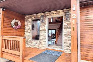 Lake View Retreat Avantstay Entertainer S Home Yard, Deck, Game Room