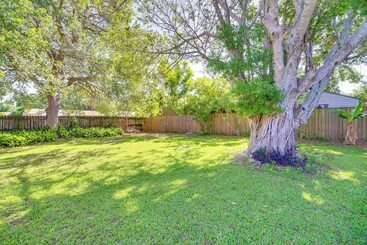 7 Mi To Satellite Beach: Melbourne Home W/ Yard