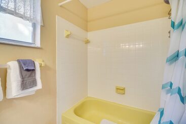 7 Mi To Satellite Beach: Melbourne Home W/ Yard