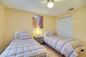 7 Mi To Satellite Beach: Melbourne Home W/ Yard