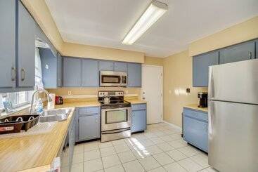 7 Mi To Satellite Beach: Melbourne Home W/ Yard