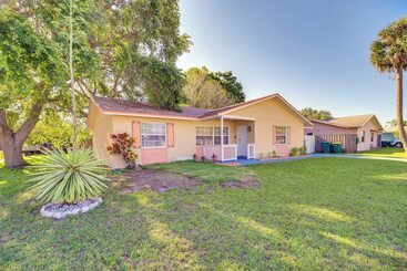 7 Mi To Satellite Beach: Melbourne Home W/ Yard