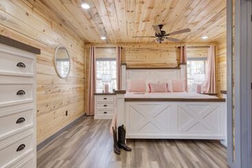 Pink Pines Avantstay Luxury Aesthetic Dream Home, Indoor Pool, Hot Tub