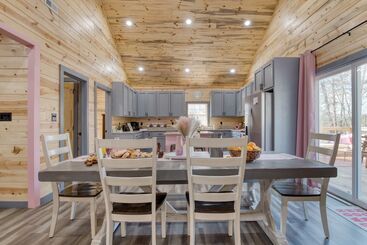 Pink Pines Avantstay Luxury Aesthetic Dream Home, Indoor Pool, Hot Tub