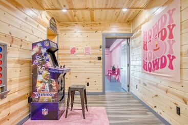 Pink Pines Avantstay Luxury Aesthetic Dream Home, Indoor Pool, Hot Tub