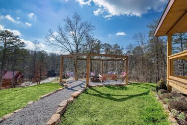 Pink Pines Avantstay Luxury Aesthetic Dream Home, Indoor Pool, Hot Tub