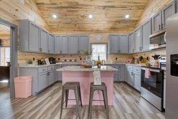 Pink Pines Avantstay Luxury Aesthetic Dream Home, Indoor Pool, Hot Tub