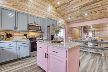 Pink Pines Avantstay Luxury Aesthetic Dream Home, Indoor Pool, Hot Tub