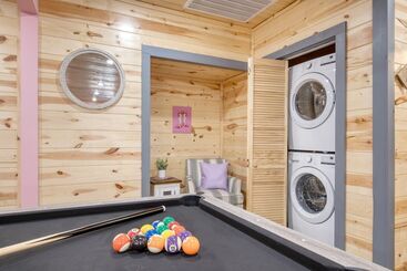 Pink Pines Avantstay Luxury Aesthetic Dream Home, Indoor Pool, Hot Tub
