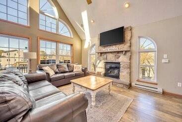 Pocono Pinnacle By Avantstay Steps To The Lake, Game Room, Large Deck