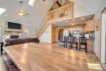 Pocono Pinnacle By Avantstay Steps To The Lake, Game Room, Large Deck
