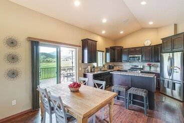 Spearfish Retreat W/ Fireplace + Mountain Views!