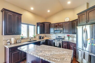 کلبه Spearfish Retreat W/ Fireplace + Mountain Views!