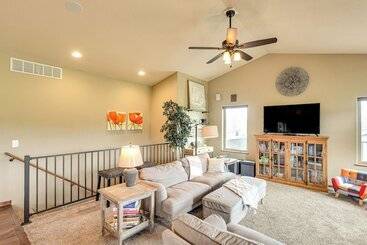 Spearfish Retreat W/ Fireplace + Mountain Views!