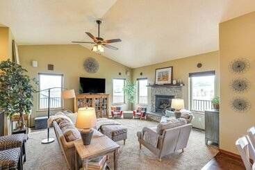 Spearfish Retreat W/ Fireplace + Mountain Views!