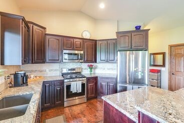 Spearfish Retreat W/ Fireplace + Mountain Views!