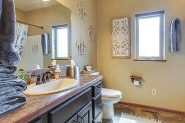Spearfish Retreat W/ Fireplace + Mountain Views!
