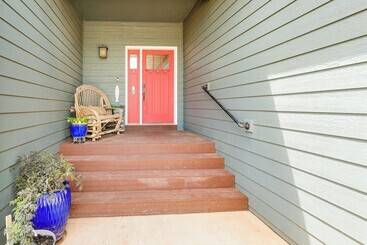 Spearfish Retreat W/ Fireplace + Mountain Views!