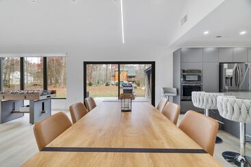The Barn House By Avantstay Modern, Outdoor Living Area & Hot Tub