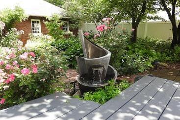 تختخواب و صبحانه Champaign Garden Inn