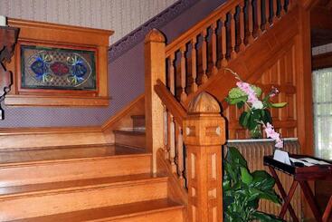 تختخواب و صبحانه Champaign Garden Inn