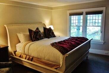 تختخواب و صبحانه Huff House Inn And Cabins