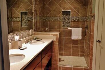 تختخواب و صبحانه Huff House Inn And Cabins