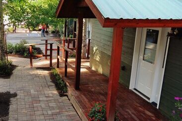 تختخواب و صبحانه Huff House Inn And Cabins