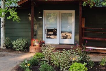 تختخواب و صبحانه Huff House Inn And Cabins