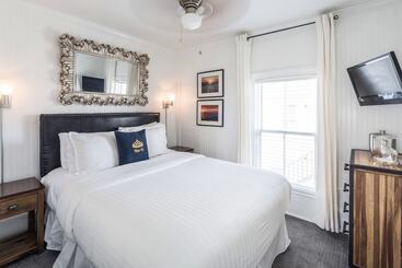 تختخواب و صبحانه Queen Vic Guest House