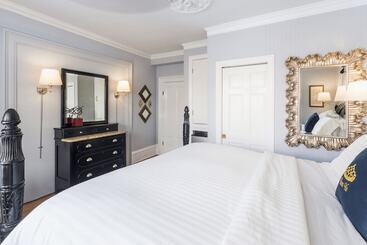 تختخواب و صبحانه Queen Vic Guest House