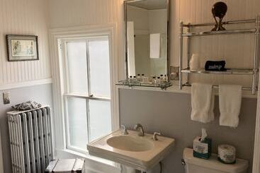 تختخواب و صبحانه Queen Vic Guest House
