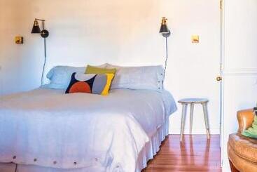 تختخواب و صبحانه The Loubird Inn