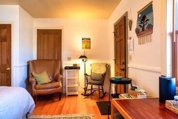 تختخواب و صبحانه The Loubird Inn