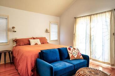 تختخواب و صبحانه The Loubird Inn