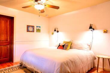 تختخواب و صبحانه The Loubird Inn