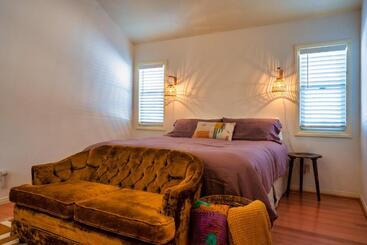 تختخواب و صبحانه The Loubird Inn