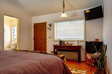 تختخواب و صبحانه The Loubird Inn