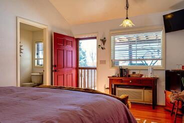 تختخواب و صبحانه The Loubird Inn